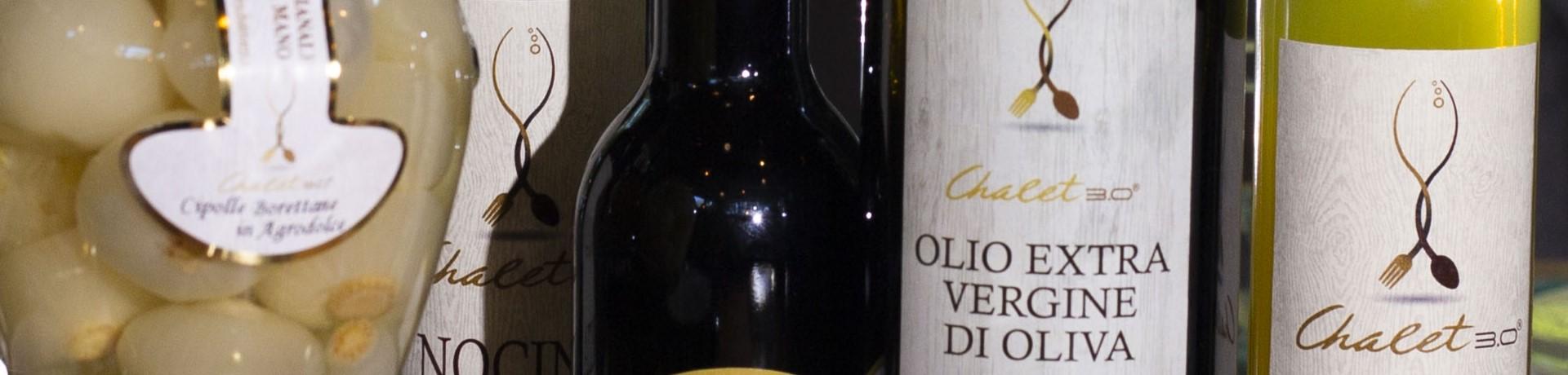 Prodotti Chalet 3.0: cipolle in agrodolce, olio extravergine d'oliva e altre specialità.